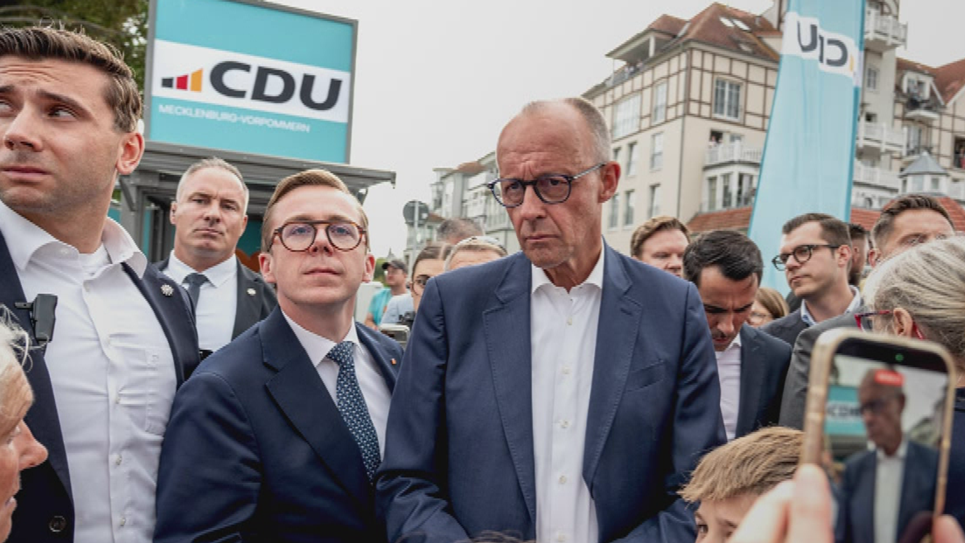 Video: AfD vor Erdrutschsieg: Merz warnt