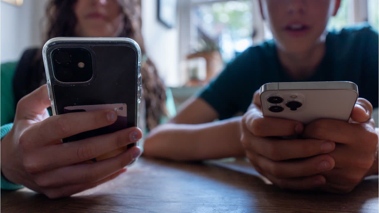 Video: EU-Kommission plant mehr Schutz für Kinder im Netz