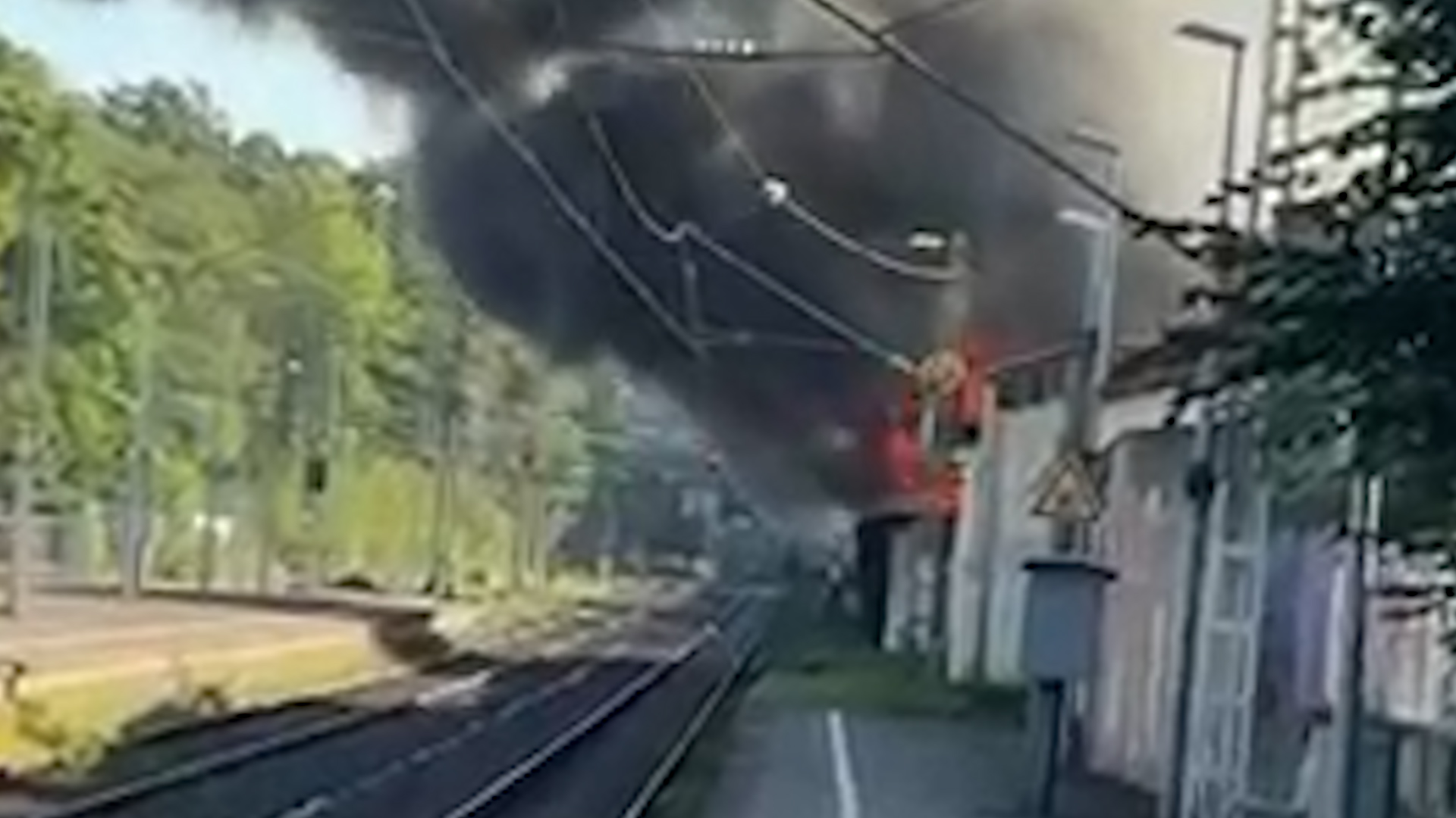 Video: Großbrand in Köln: Rauchsäule kilometerweit sichtbar