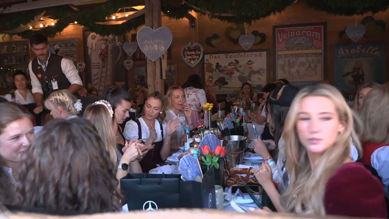 Video: Frauenpower im Käfer-Zelt: 100 Frauen feiern auf Mercedes-Benz Damen-Wiesn