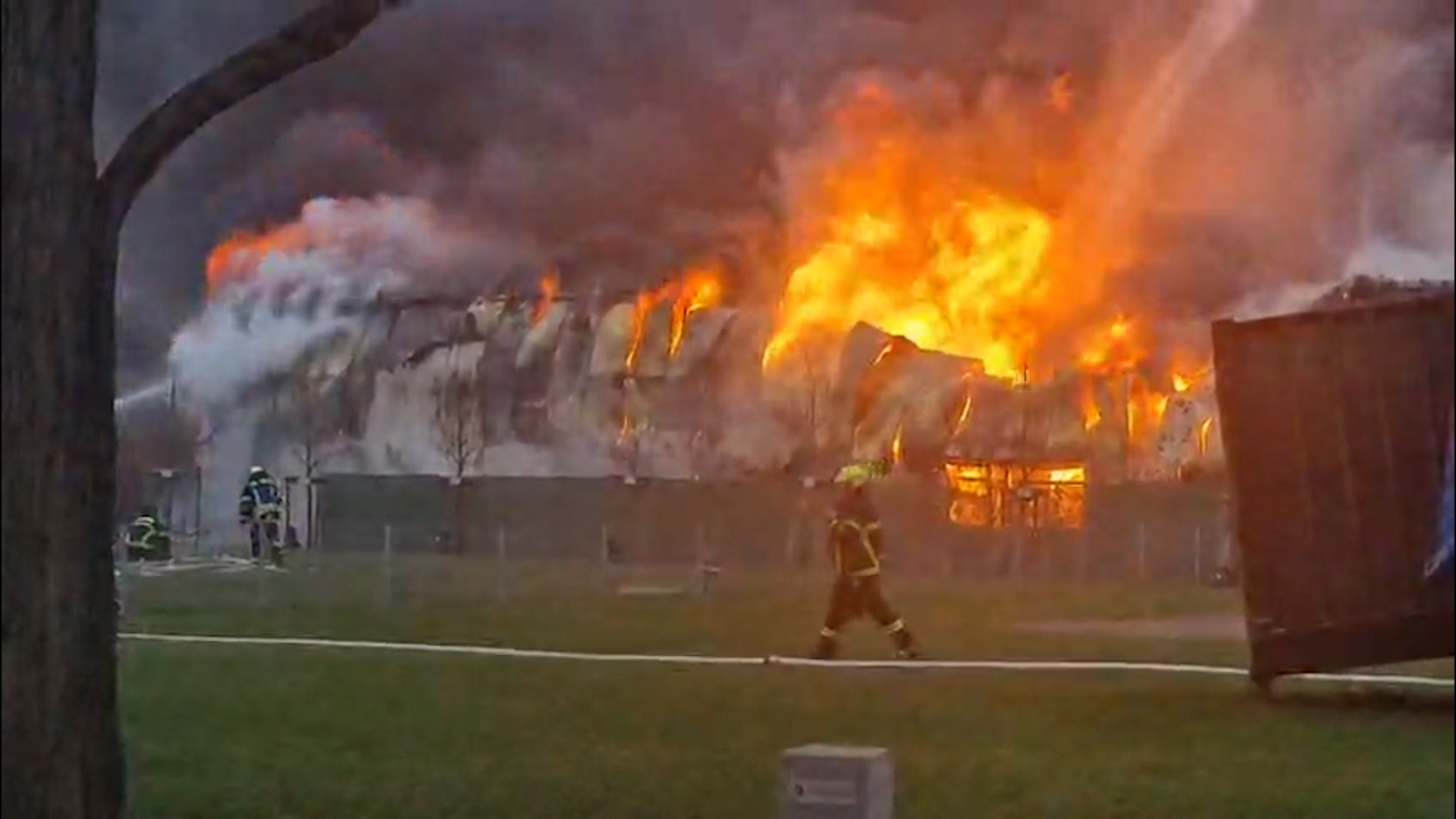 Video: Mega-Brand in Hürth: Lagerhallen brennen
