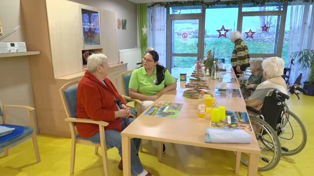 Video: Pflegeheimplätze werden teurer: Bewohner zahlen rund 3.200 Euro