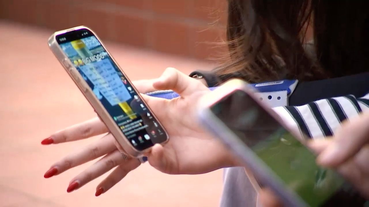 Video: Weniger Scrollen, mehr Miteinander? Handyverbot an Münchner Gymnasium