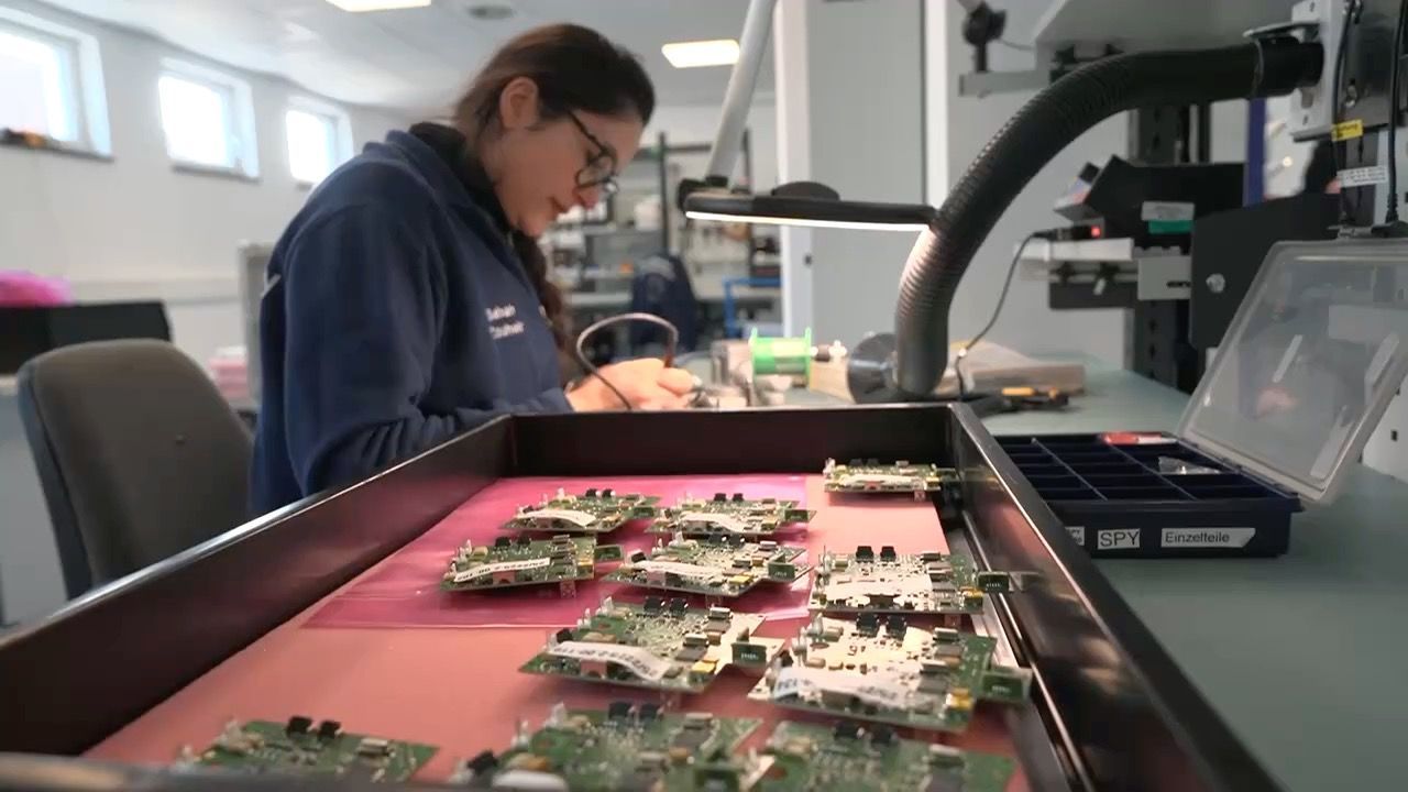 Video: Wirtschaft in Bayern: Firmen klagen über Kosten und Bürokratie