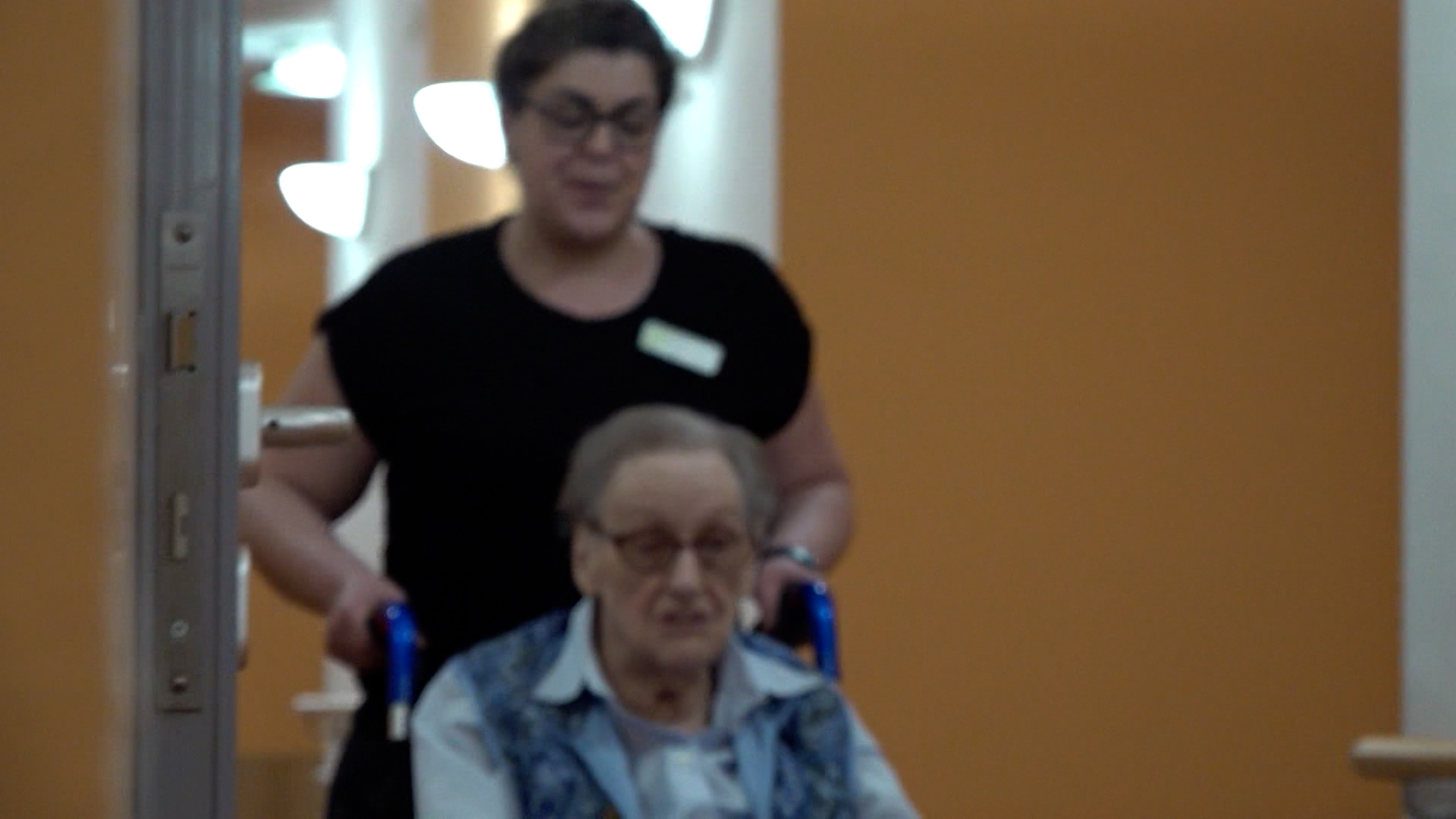 Video: Pflege in NRW: 59% bewerten Situation schlecht