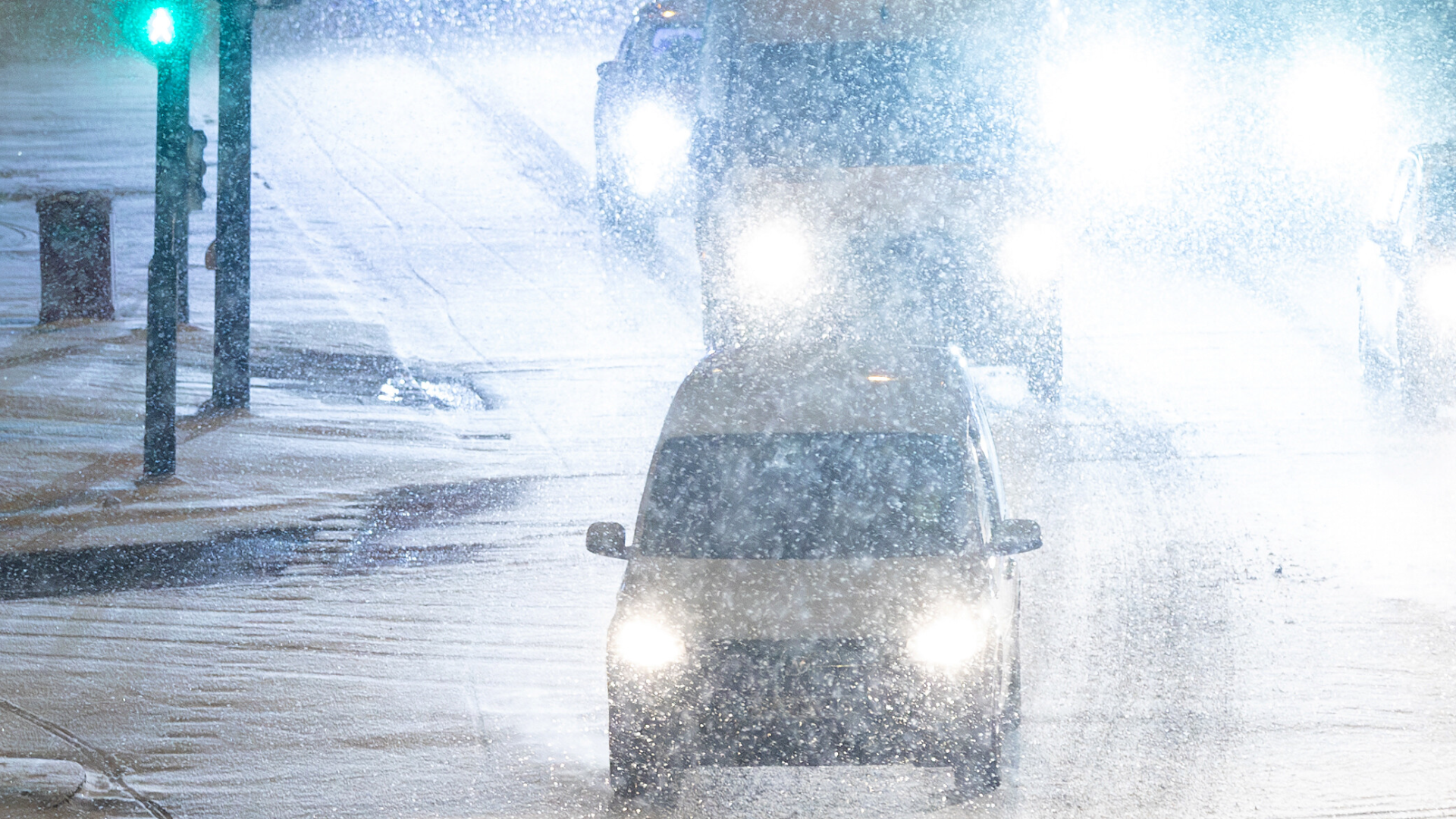 Video: Schneefront sorgt für Unfälle und Kälte