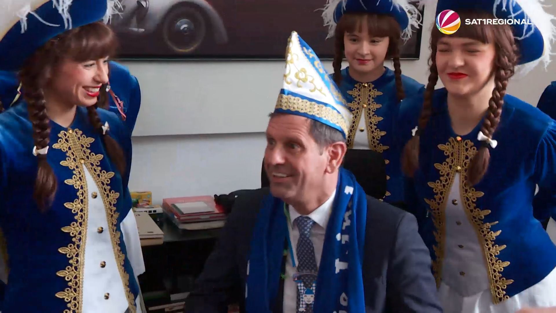Video: Faschingsdienstag: Narren stürmen Büro von Ministerpräsident Olaf Lies