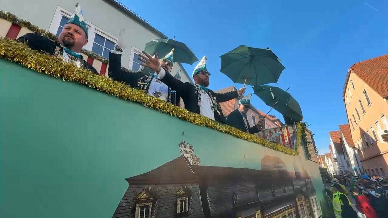 Video: An Fasching verkleidet ins Büro? Das ist am Arbeitsplatz erlaubt