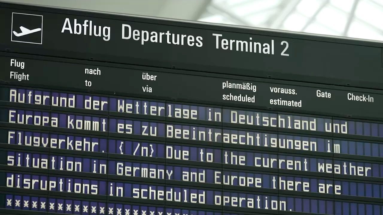 Video: Albtraum am Münchner Flughafen: Passagiere über Nacht in Flugzeug eingesperrt