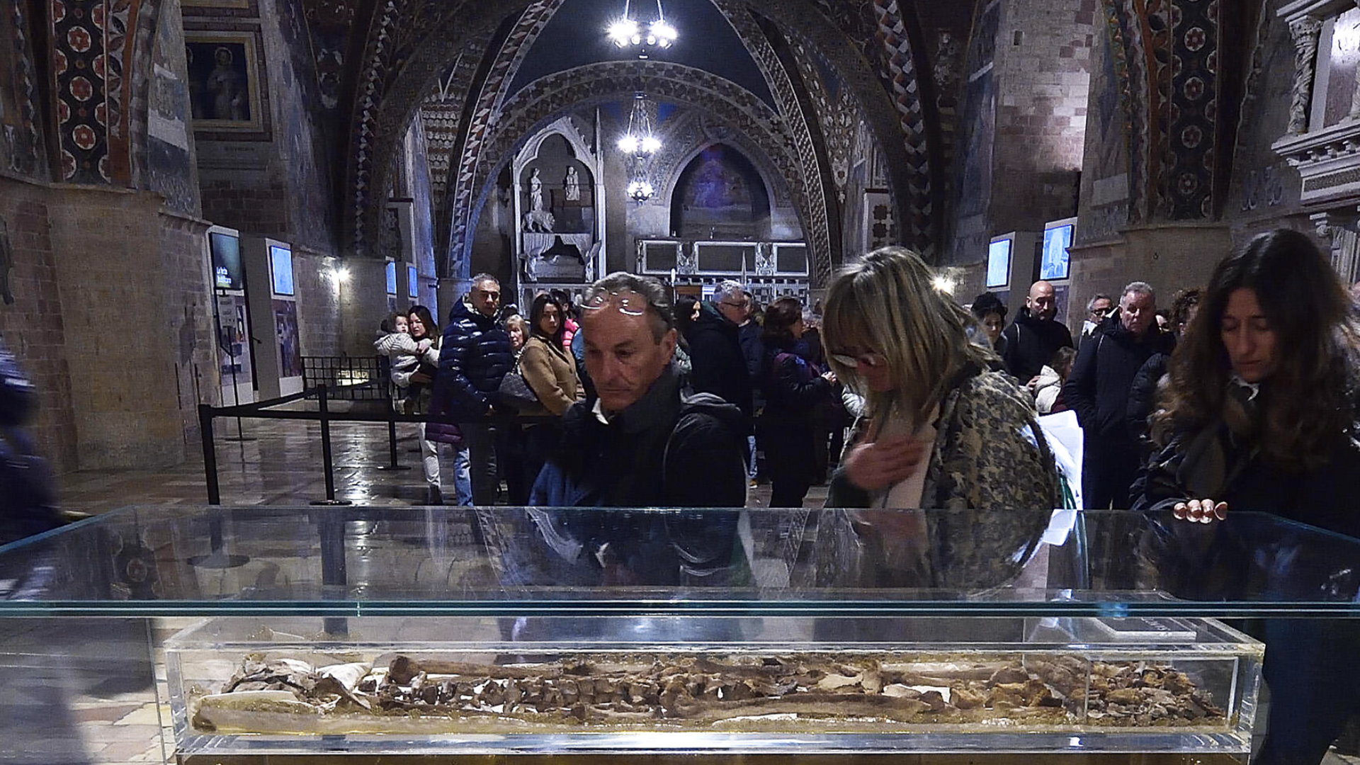 Video: Heilige Reliquien erstmals zu sehen