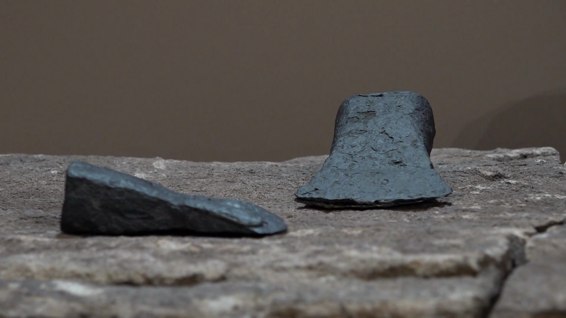 Video: Forscher entdecken Eisenbeile in Olsberg