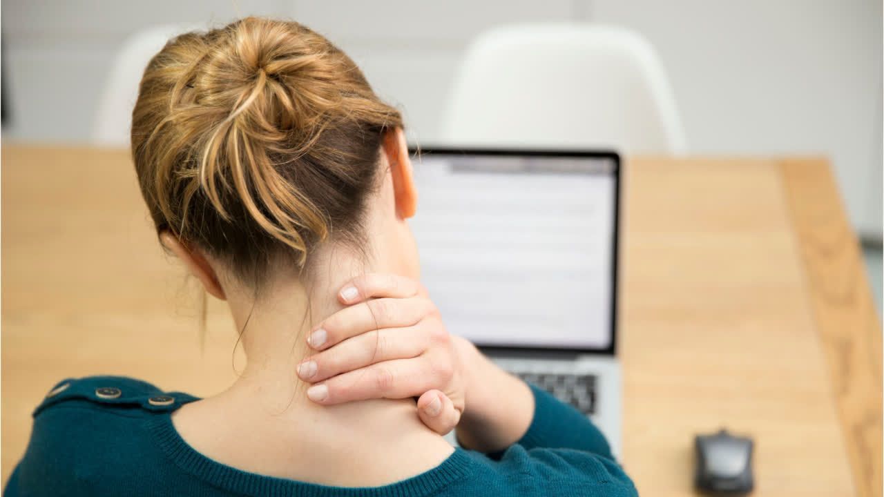 Video: Nackenschmerzen? Diese einfachen Übungen helfen!