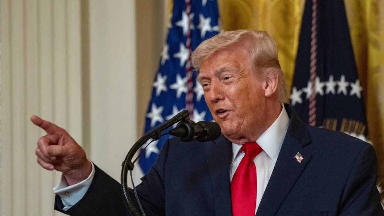 Video: Trump macht Ministern ungewöhnliches Geschenk