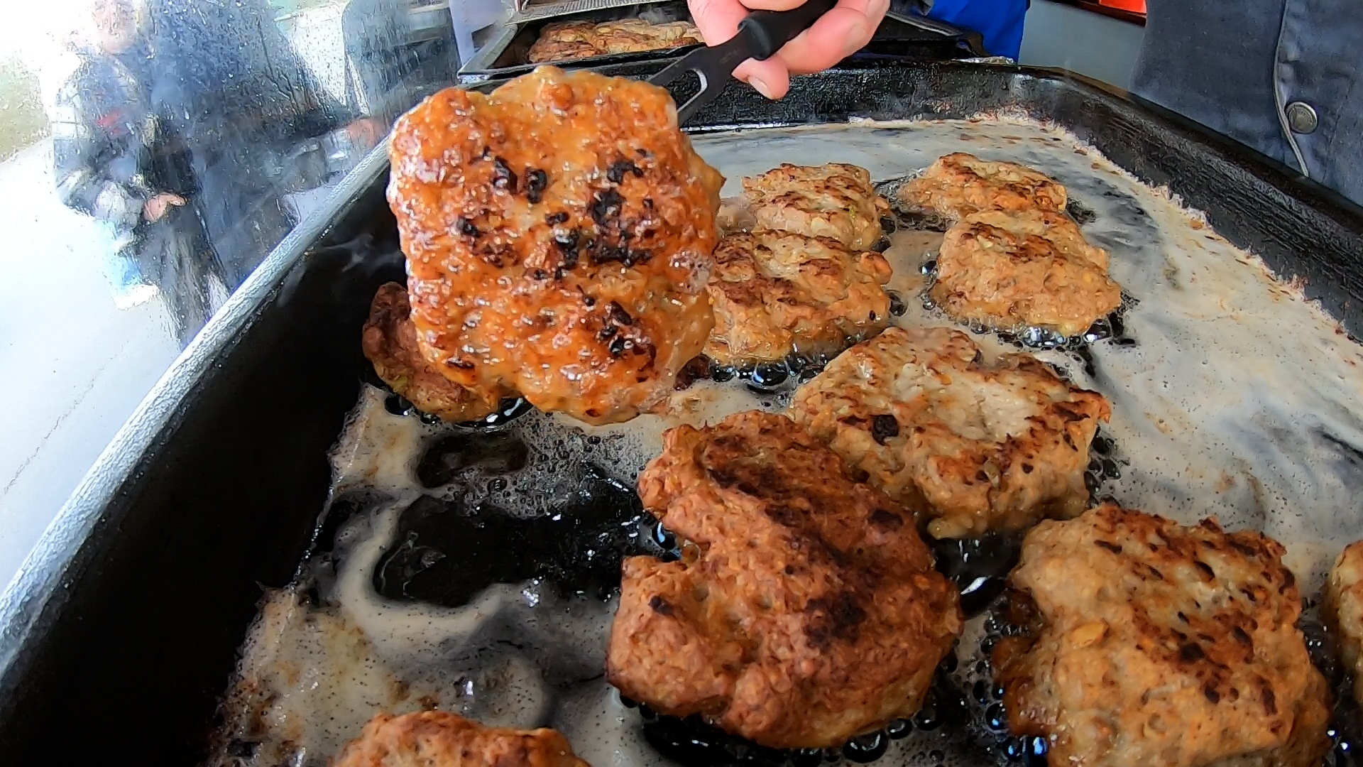 Video: Frikadellen für den guten Zweck