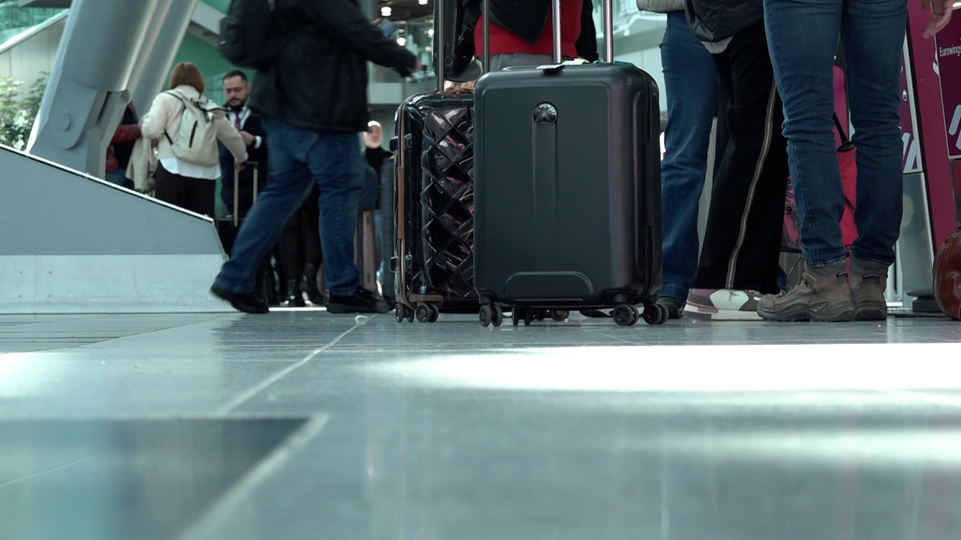 Video: Ferientrubel am Flughafen Duesseldorf