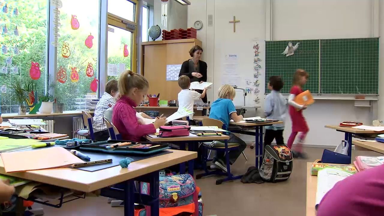 Video: Mehr Unterricht an Grundschulen: Bayerns Reaktion auf PISA-Debakel