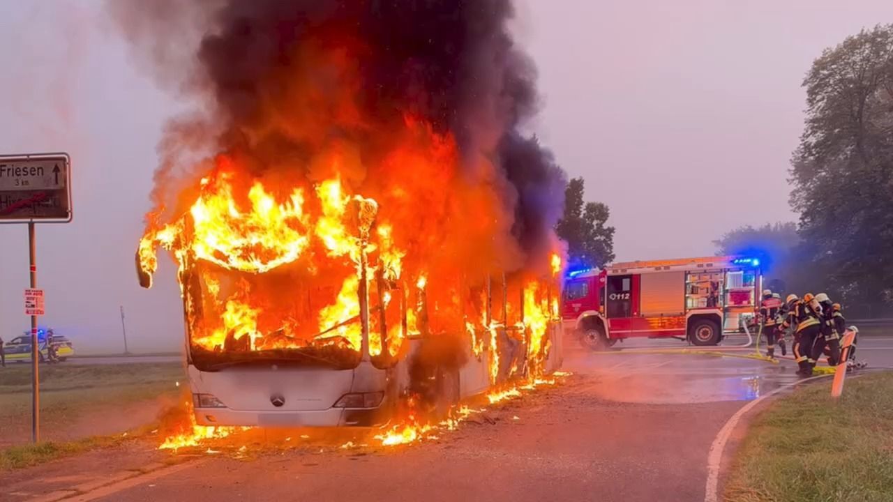 Video: Schulbus brennt bei Hirschaid aus: 31 Kinder rechtzeitig in Sicherheit