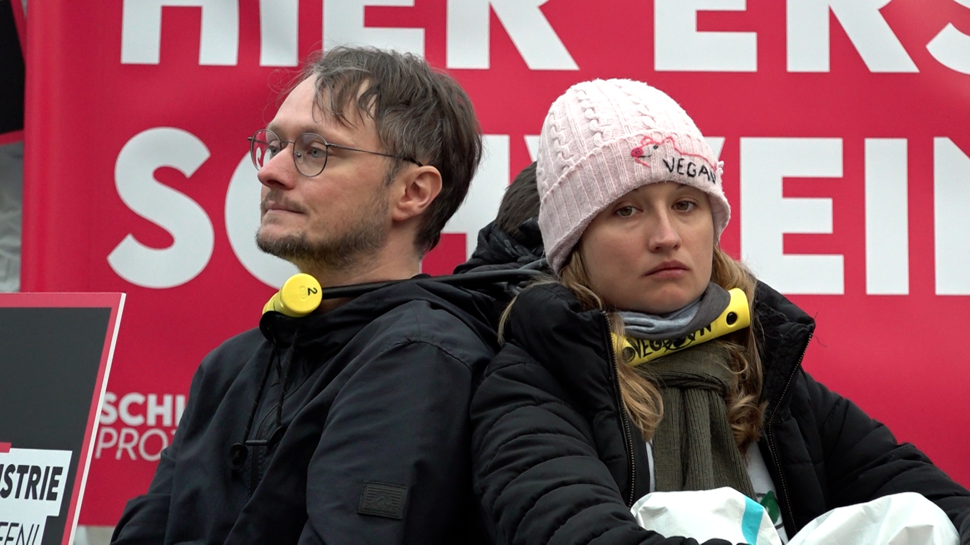 Video: Tierschützer starten Zufahrts-Blockade am Tönnies-Schlachthof