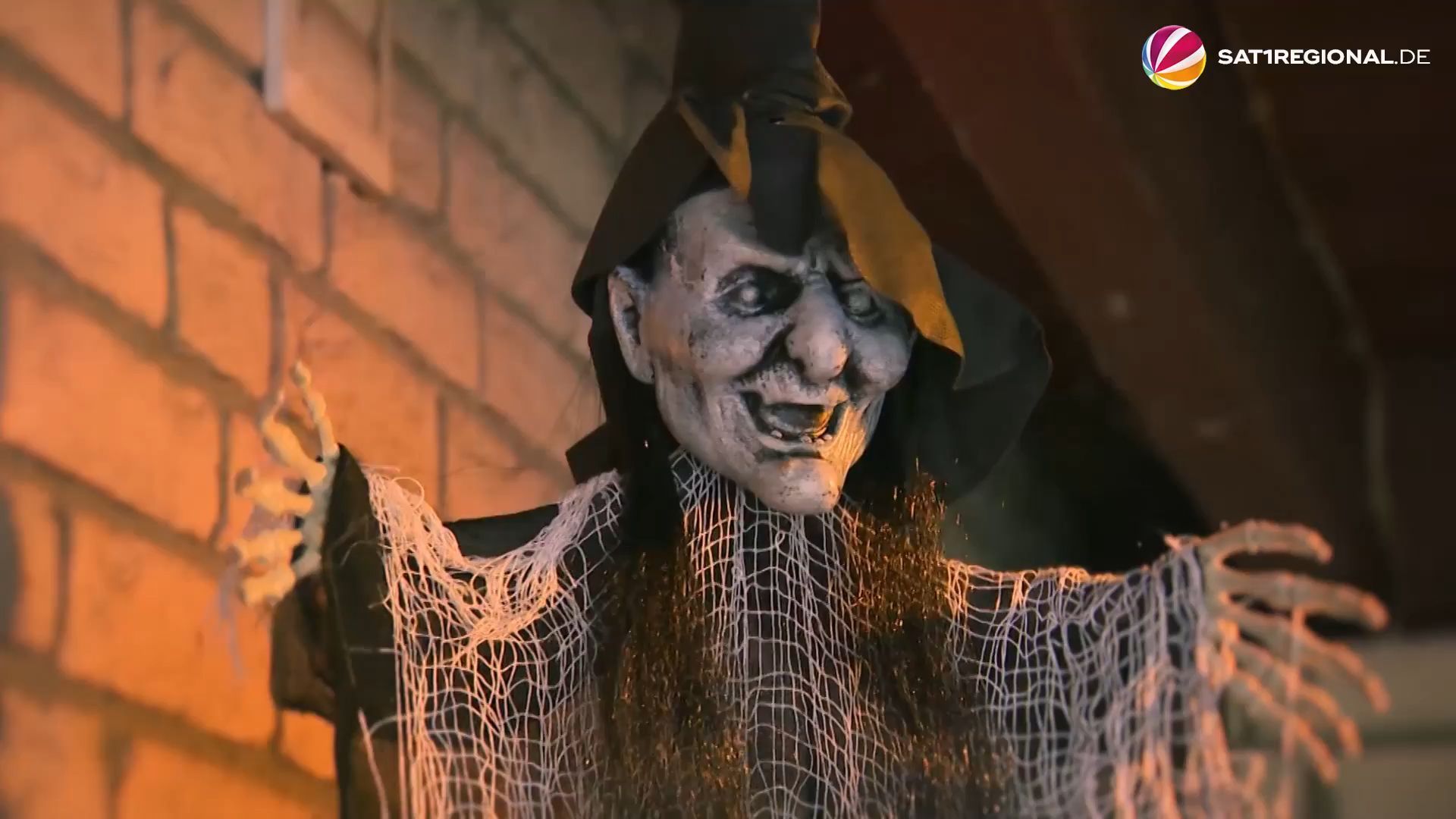 Video: Halloween Haus in Boostedt lehrt Gruselfans das Fürchten