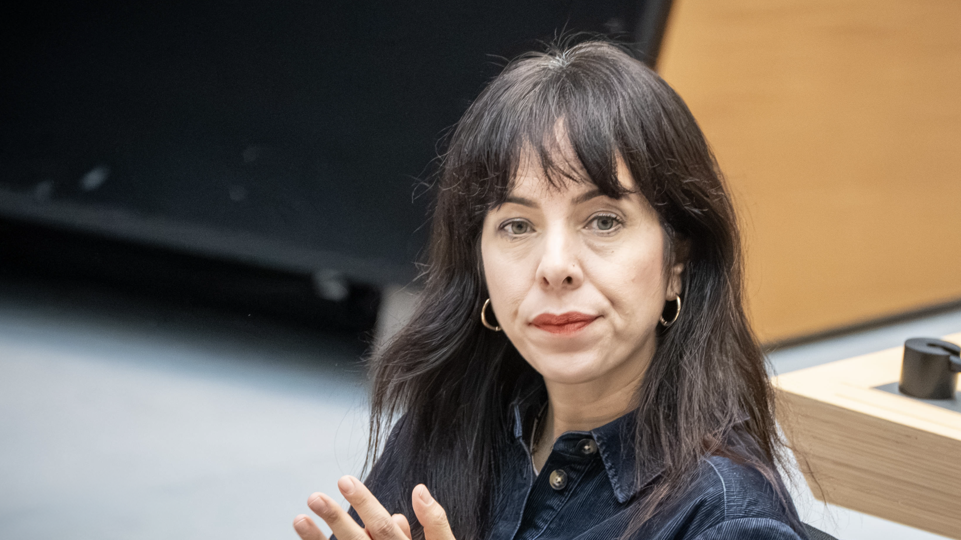 Video: Elif Eralp braucht Polizeischutz