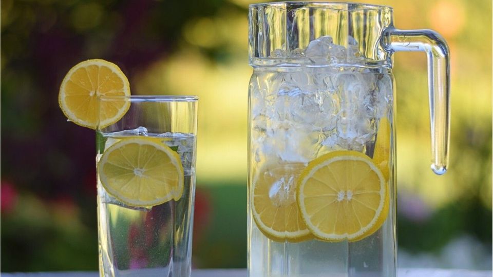Abnehmen mit Zitronenwasser: Mit diesem Drink purzeln die Kilos