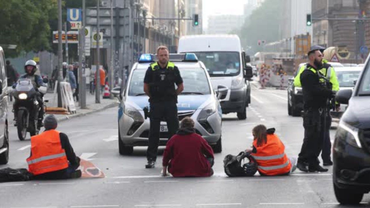 Klimaproteste 2023: So viel Zeit kosteten sie die Polizei