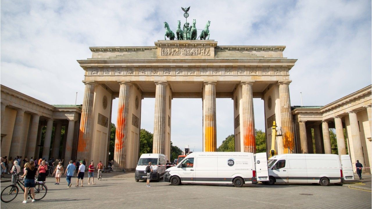 Farbattacke auf Brandenburger Tor: So viel kostet die Reinigung