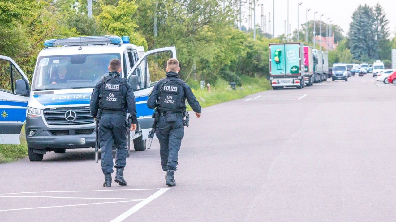 19 Wohnungen gestürmt: Razzia gegen Judenhasser in Bayern