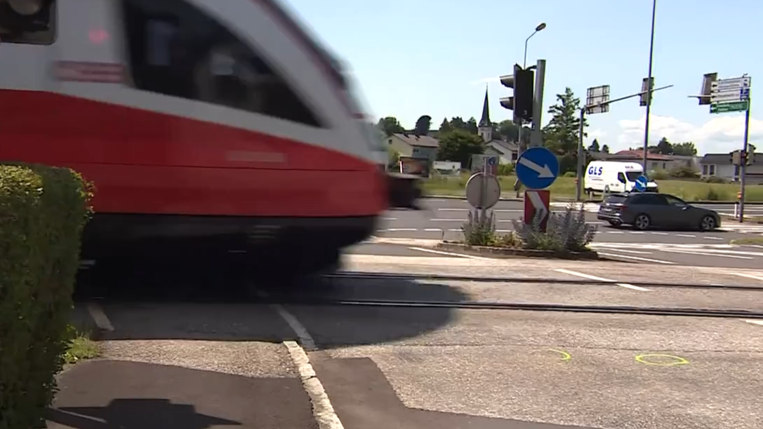 Video: Zwei Kinder von Zug getötet: Gefahr an Bahnübergängen