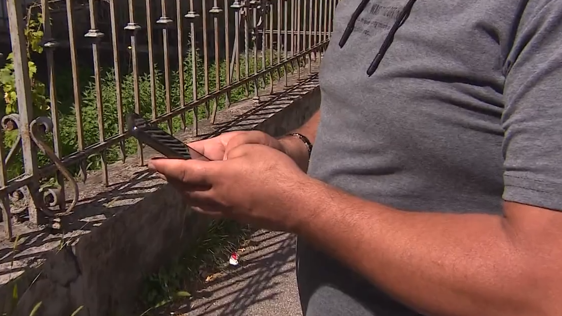 Video: Mann will demente Frau orten: Handy gestohlen