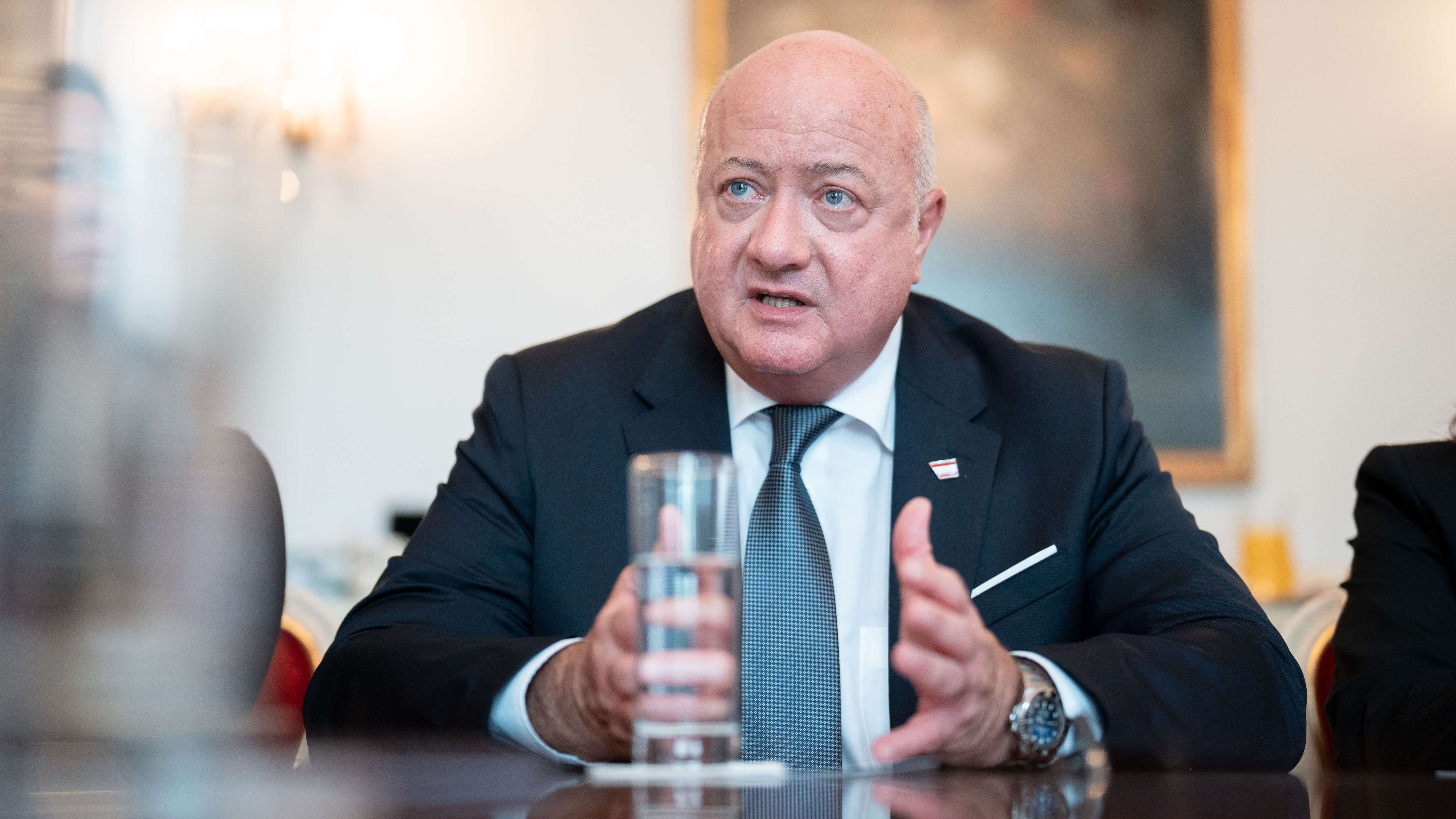 Video: Aus für Aufschlag: Stocker sagt Inflation den Kampf an