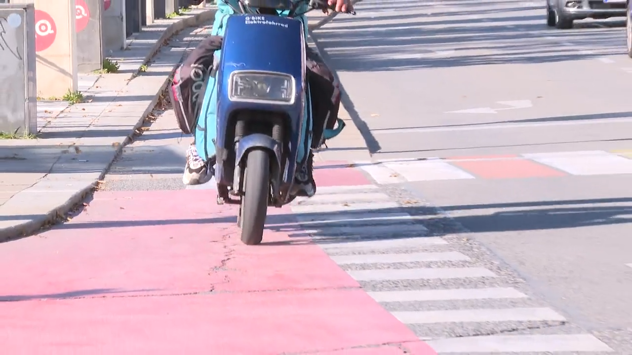 Video: Verkehrsminister macht ernst: E-Mopeds weg von Radwegen