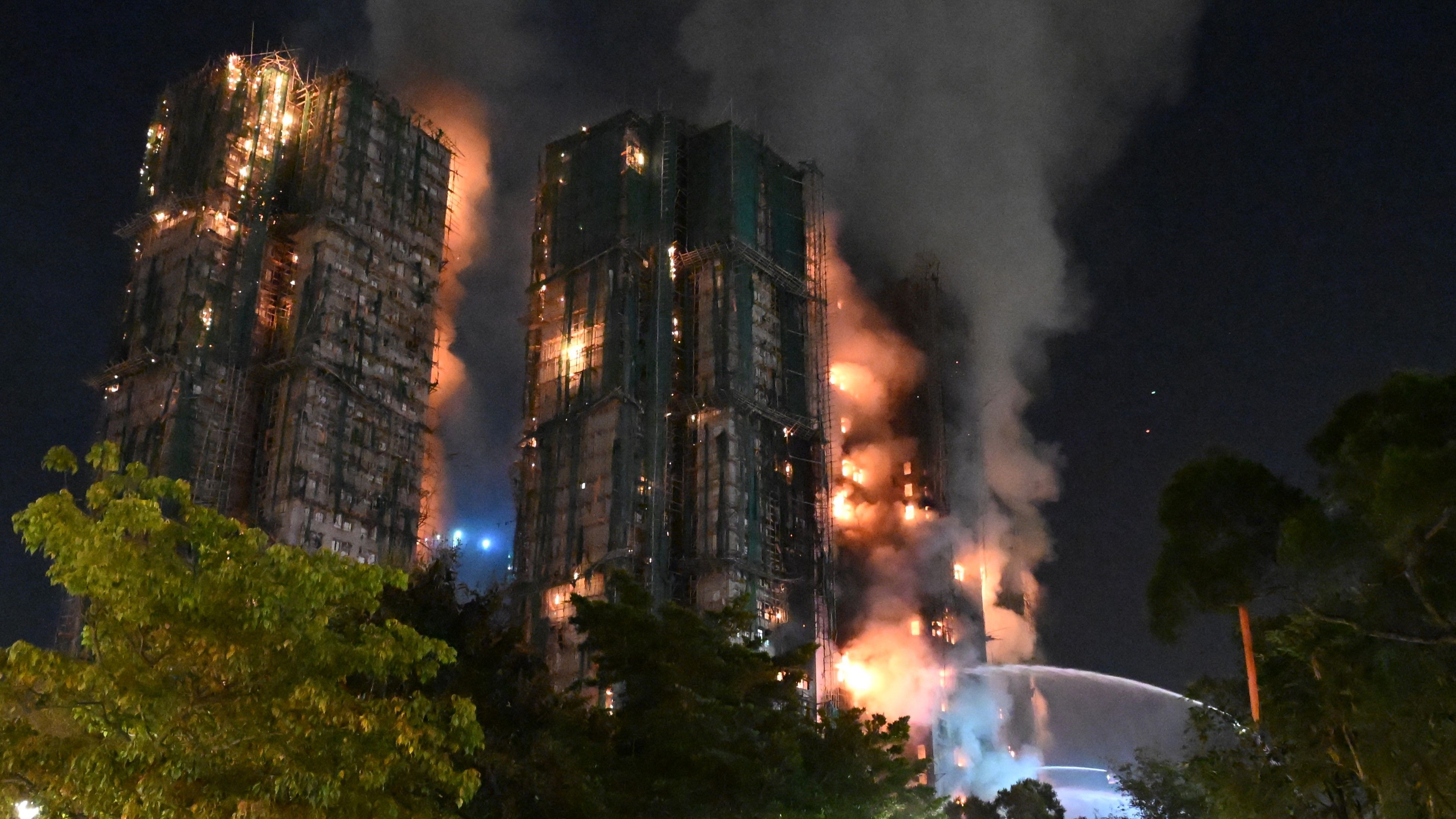 Video: Brandtragödie in Hongkong: 65 Tote, Hunderte Vermisste