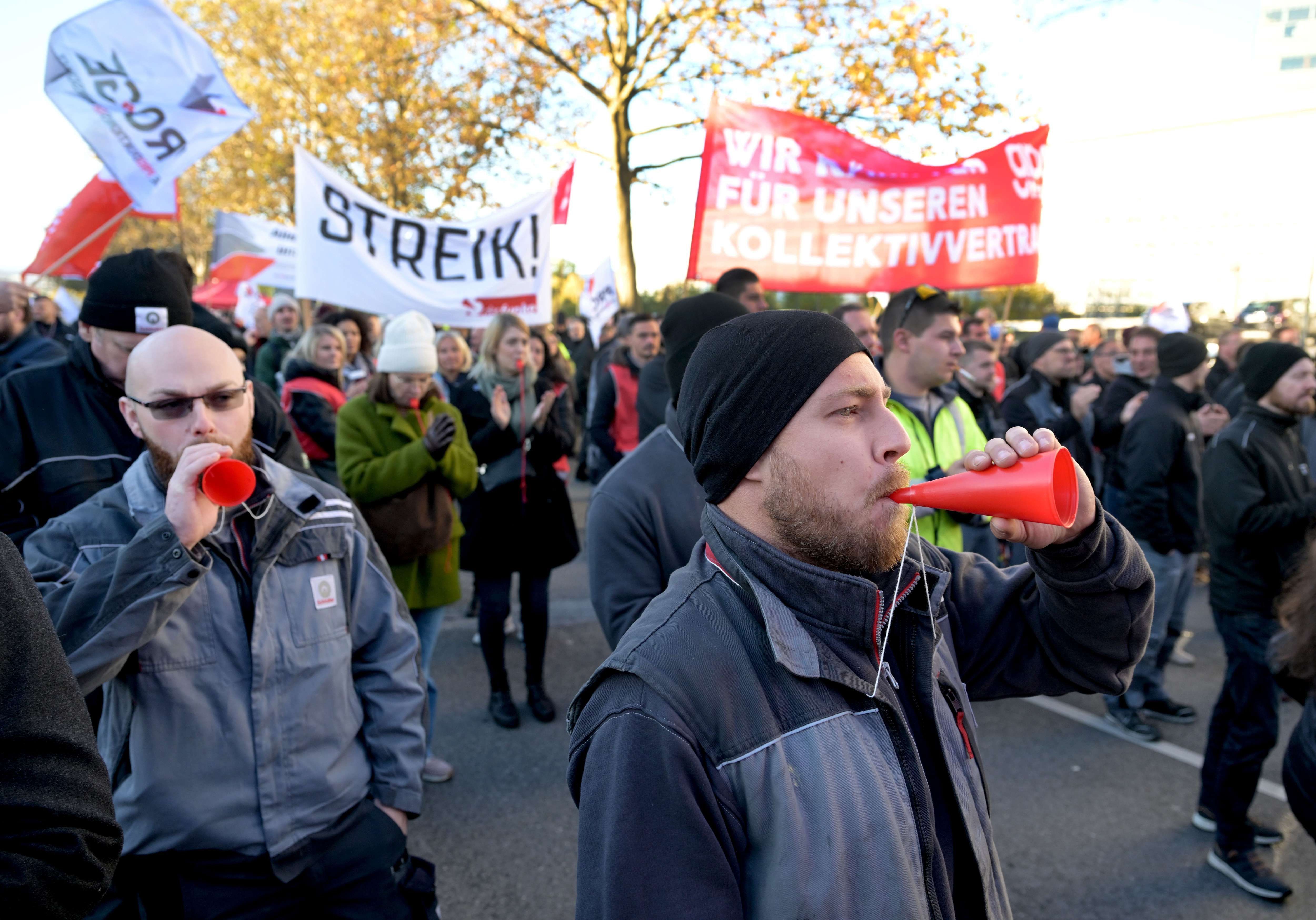 KVVerhandlungen Metaller auf der Straße